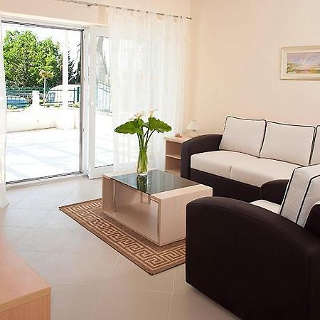 Spacious 1 Bedroom 4 Star Apartment, Млини Экстерьер фото