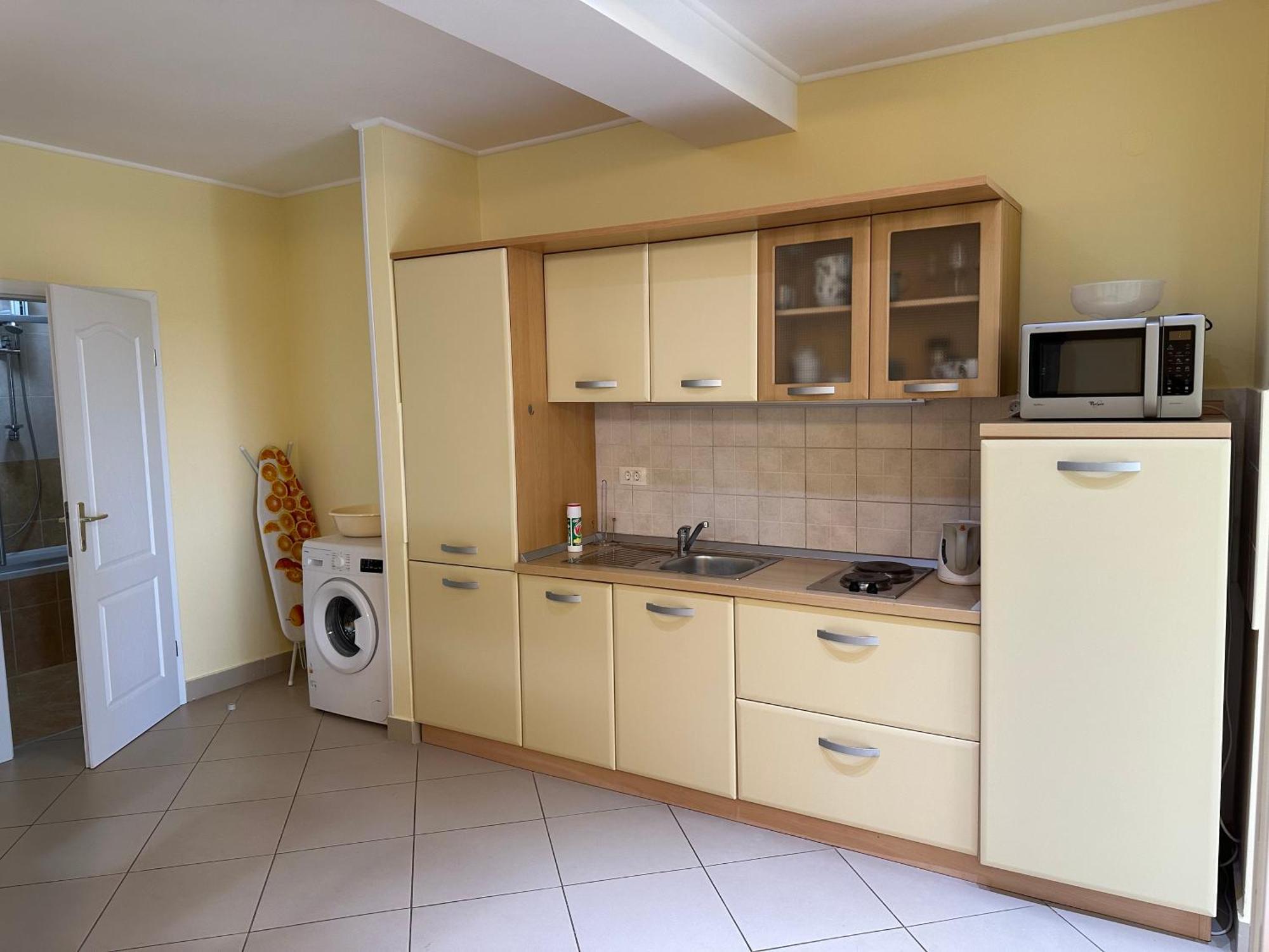 Spacious 1 Bedroom 4 Star Apartment, Млини Экстерьер фото