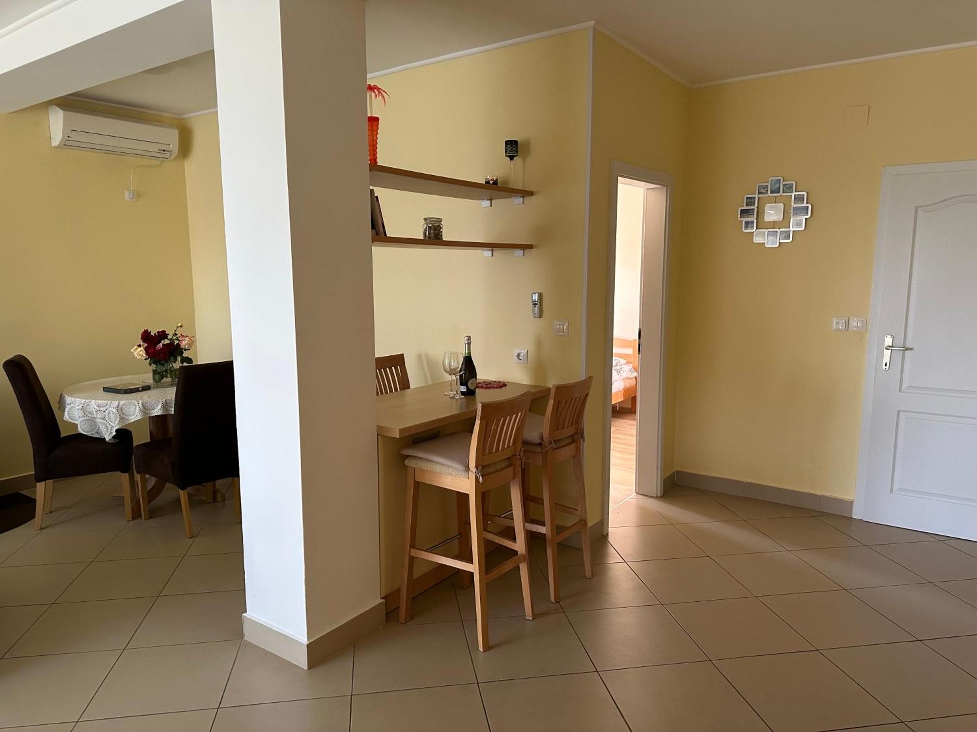 Spacious 1 Bedroom 4 Star Apartment, Млини Экстерьер фото