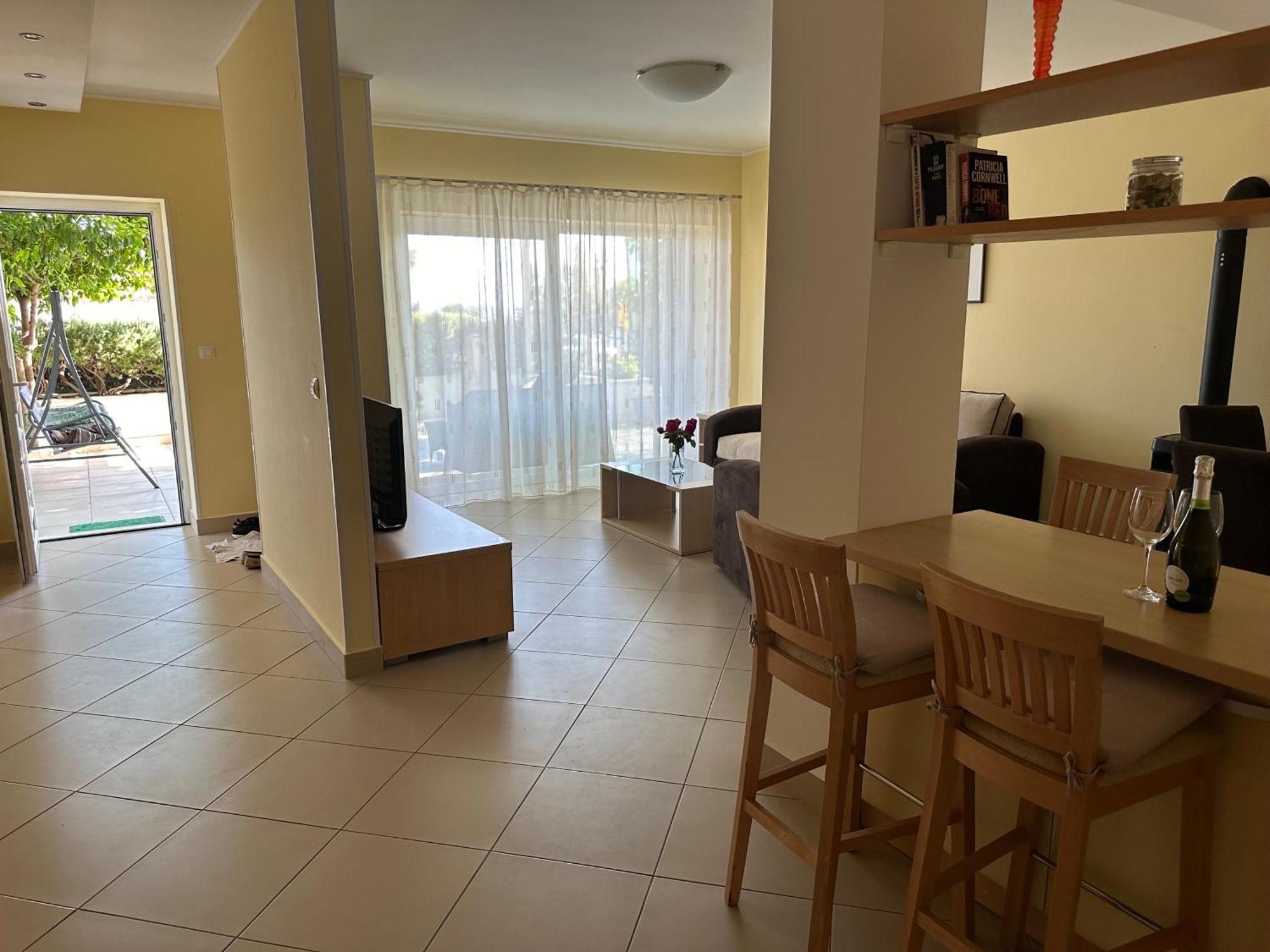 Spacious 1 Bedroom 4 Star Apartment, Млини Экстерьер фото