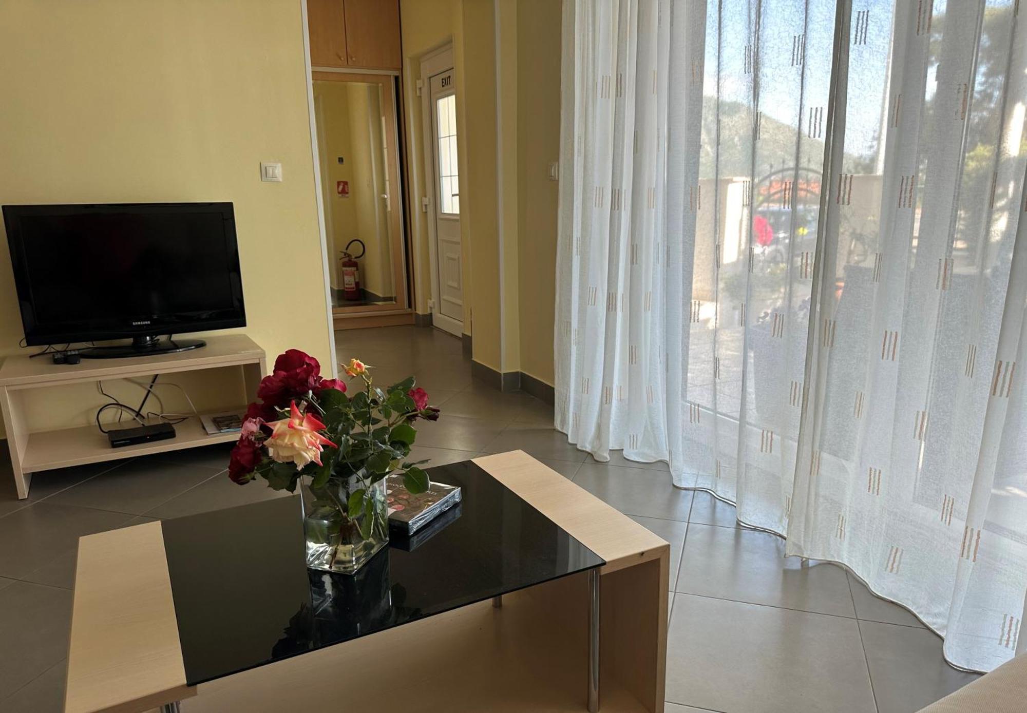 Spacious 1 Bedroom 4 Star Apartment, Млини Экстерьер фото