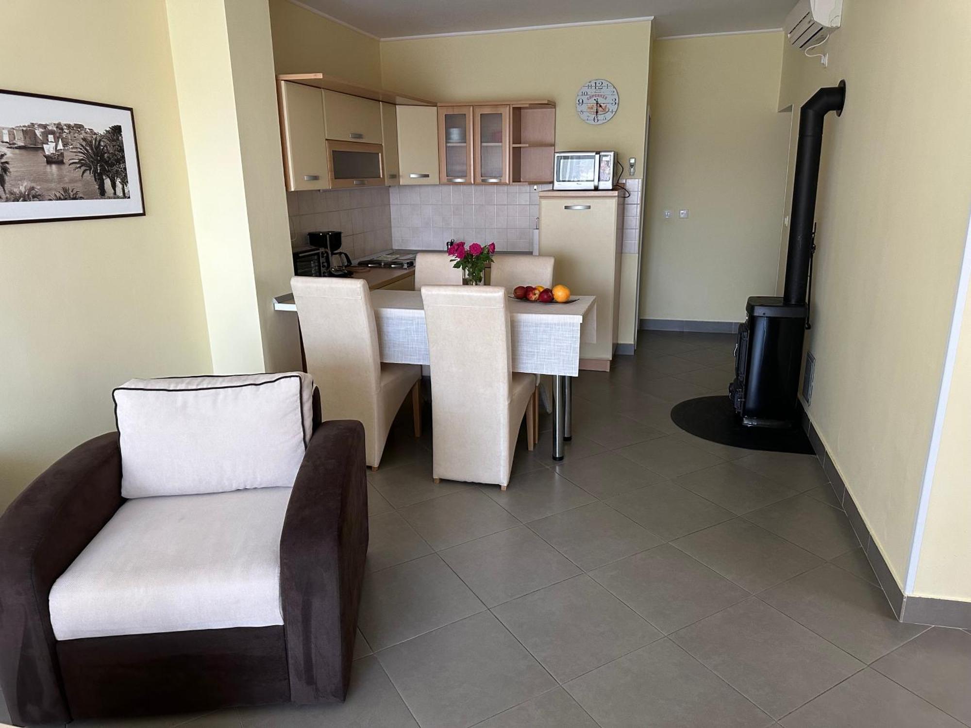 Spacious 1 Bedroom 4 Star Apartment, Млини Экстерьер фото