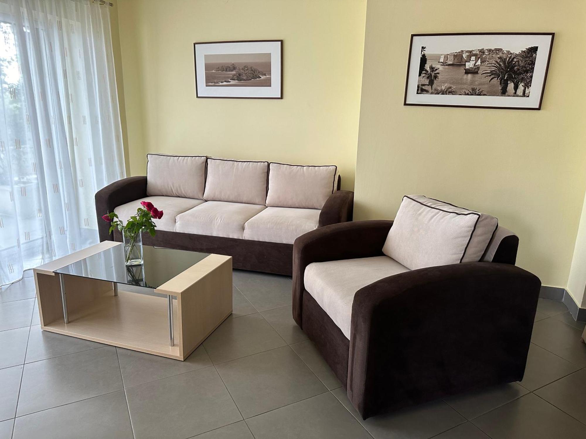 Spacious 1 Bedroom 4 Star Apartment, Млини Экстерьер фото