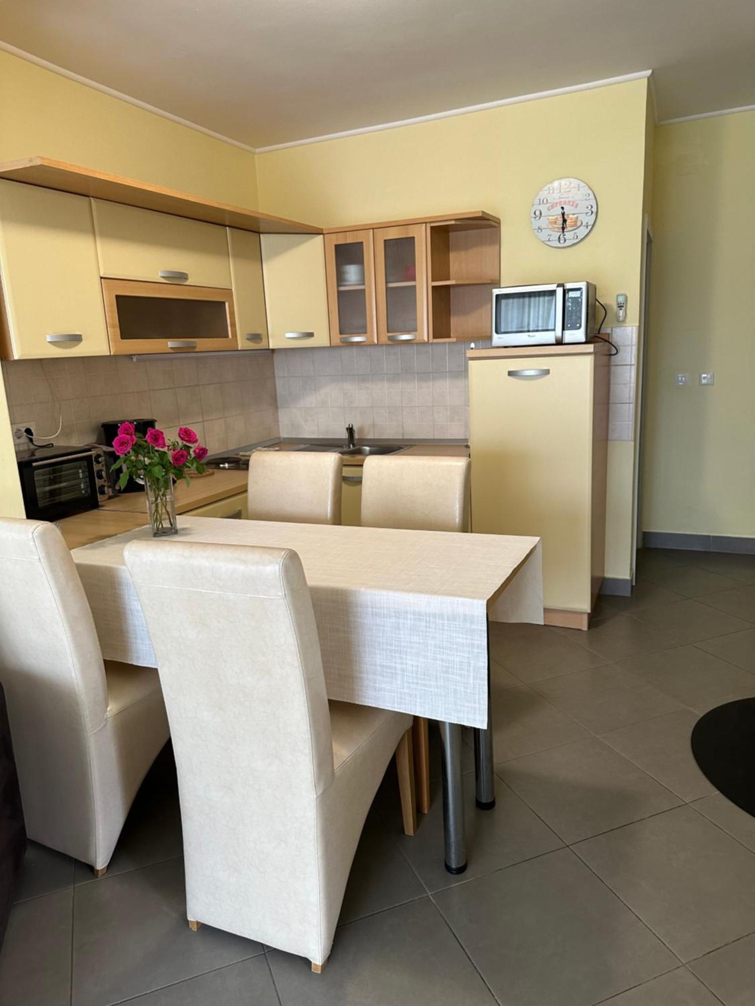 Spacious 1 Bedroom 4 Star Apartment, Млини Экстерьер фото