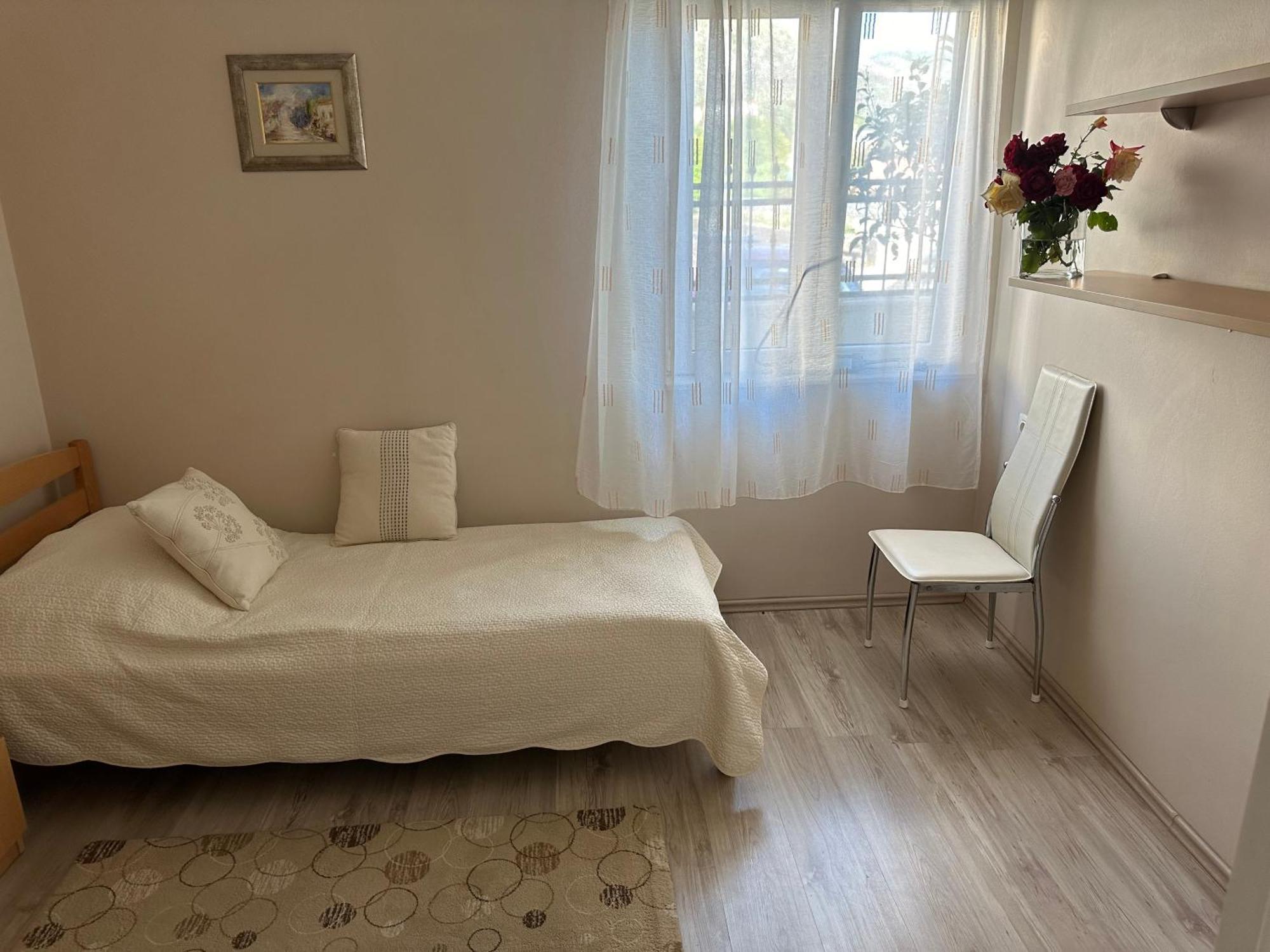 Spacious 1 Bedroom 4 Star Apartment, Млини Экстерьер фото