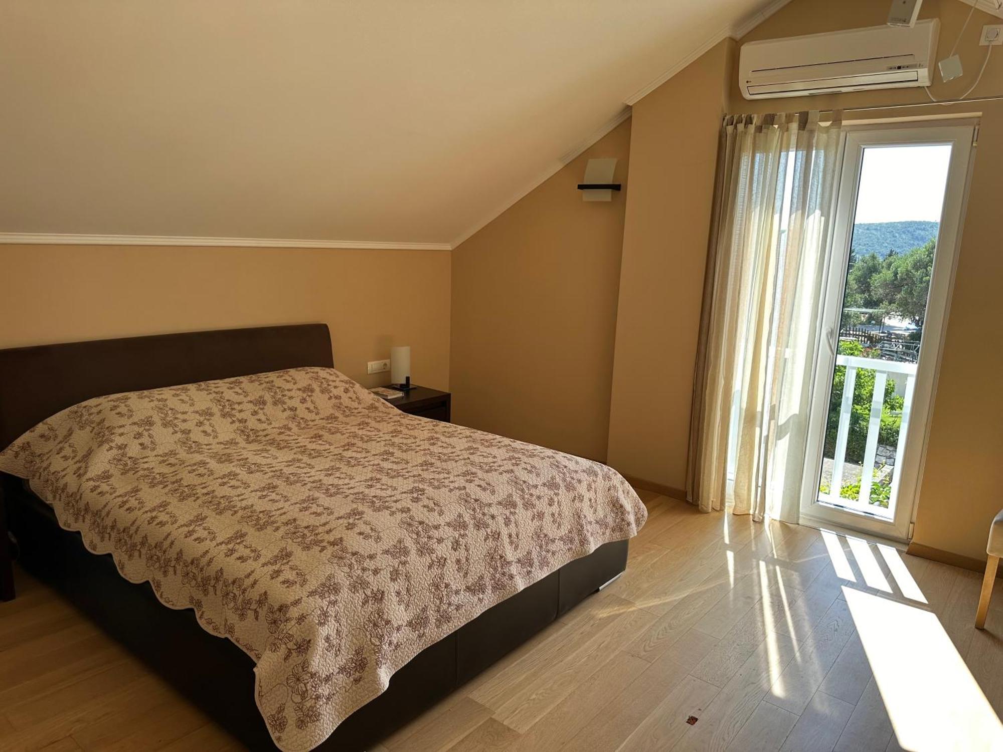 Spacious 1 Bedroom 4 Star Apartment, Млини Экстерьер фото