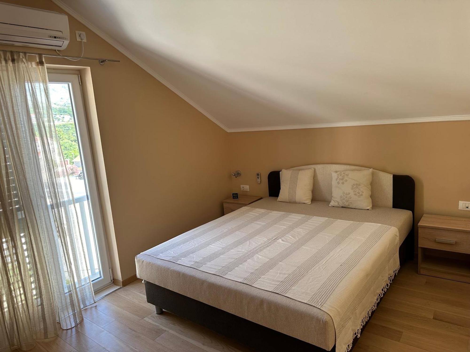 Spacious 1 Bedroom 4 Star Apartment, Млини Экстерьер фото